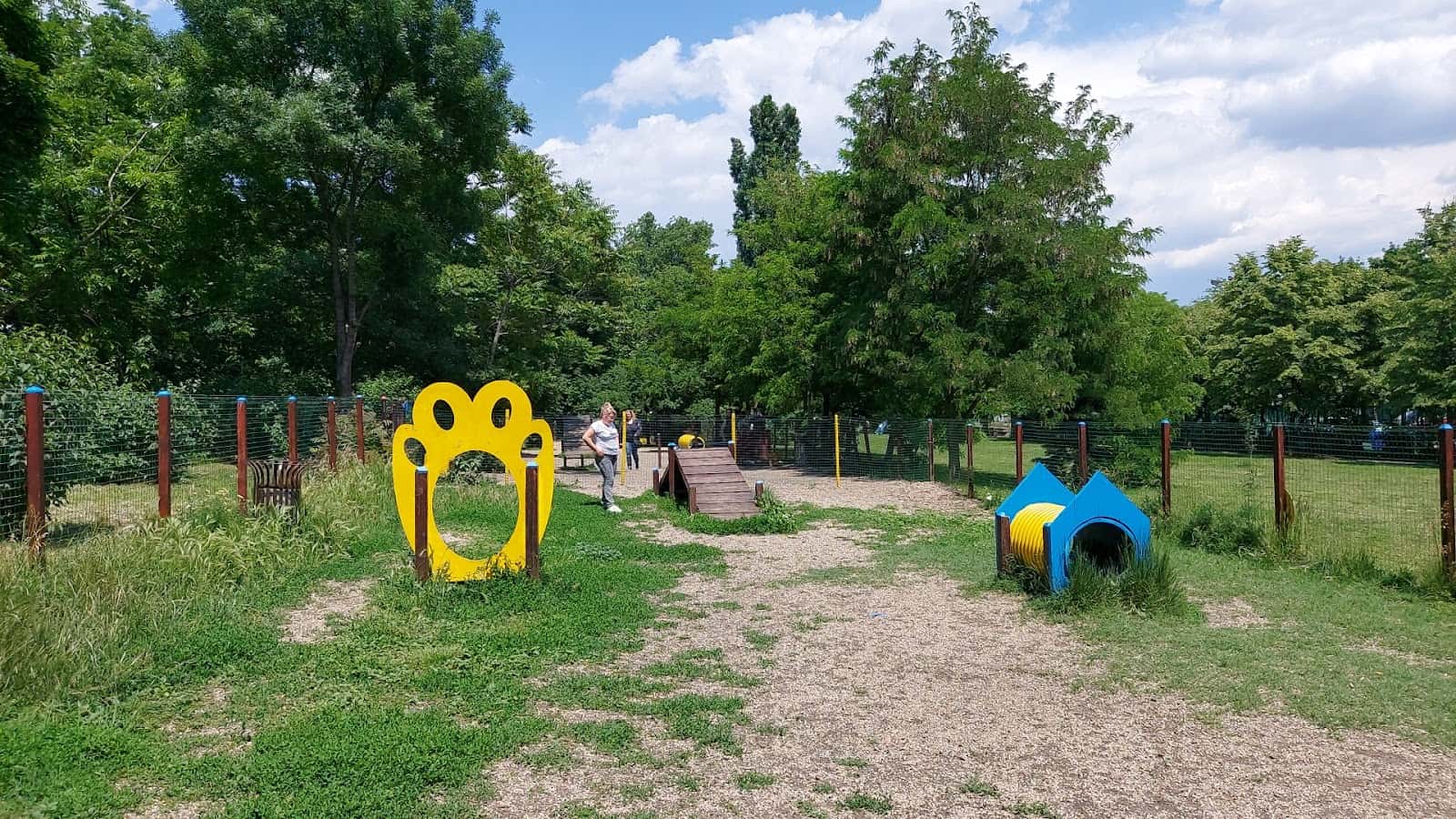Кучешка площадка