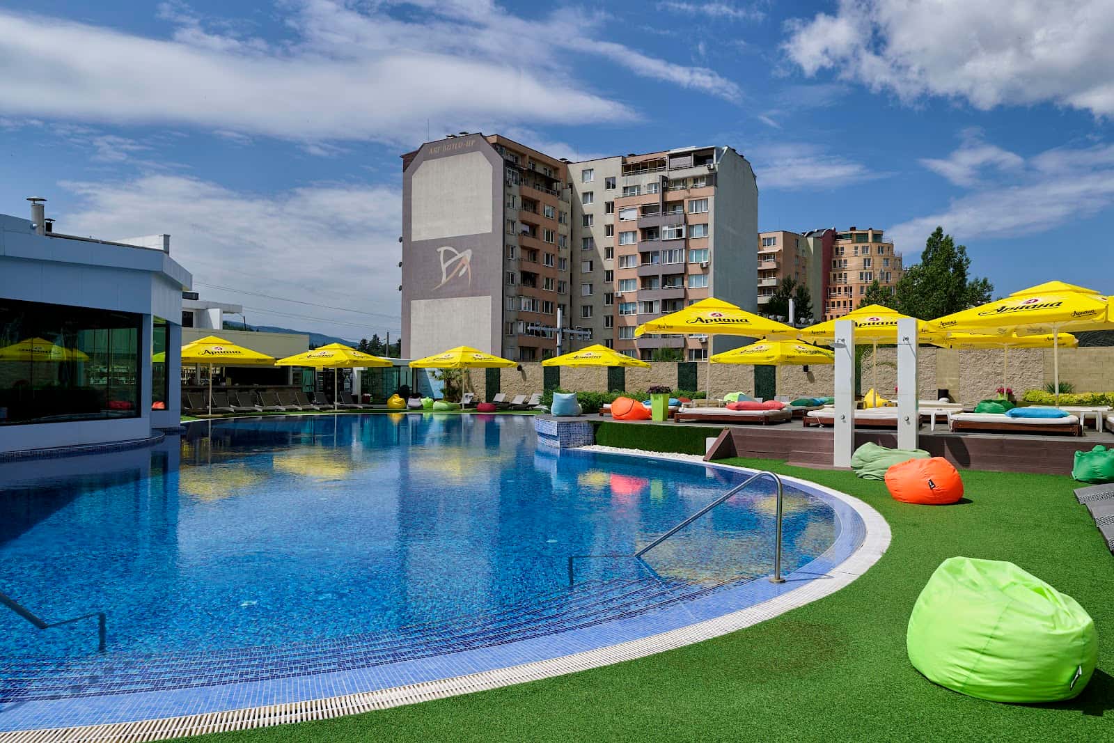 Pulse Beach West Park - басейн в Люлин, София