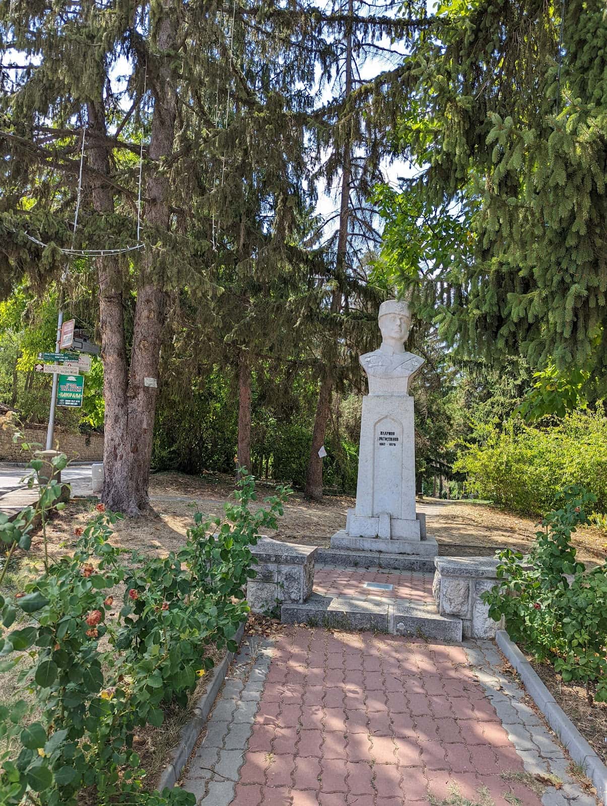 Паметник на Иларион Драгостинов