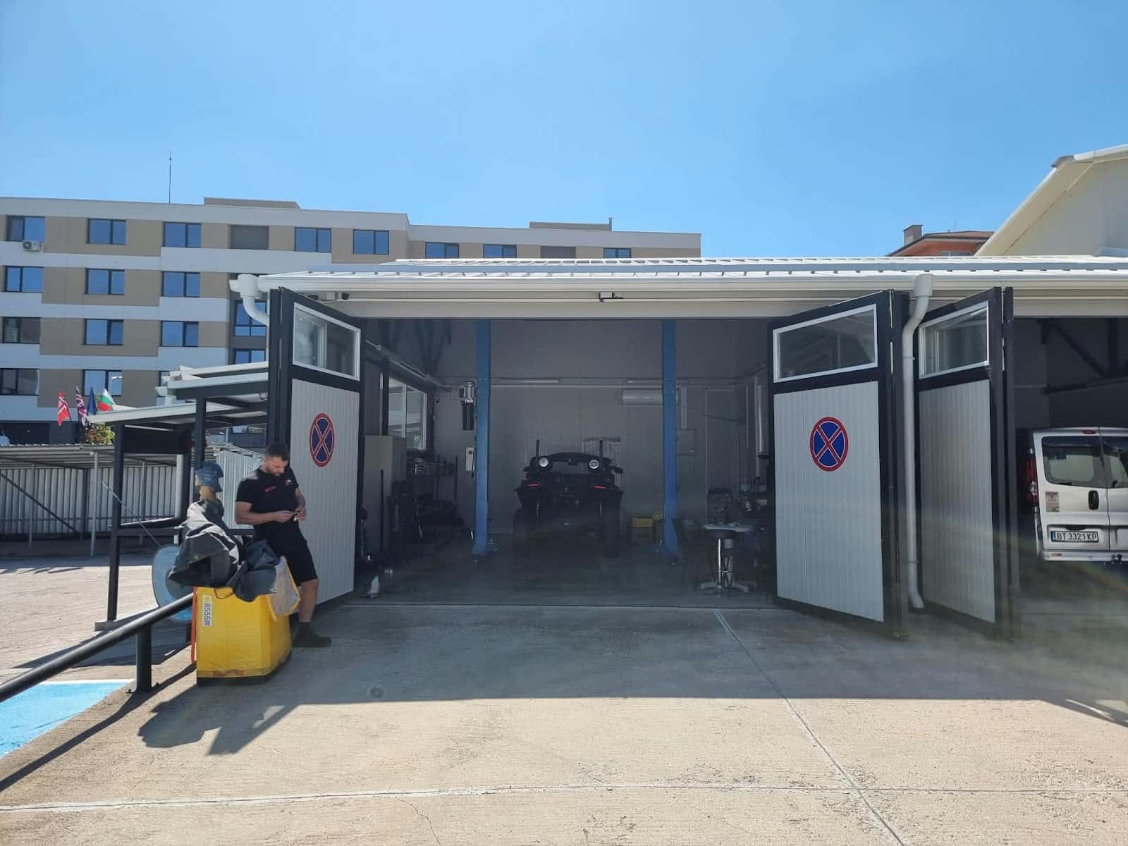 AUTO HOUSE
