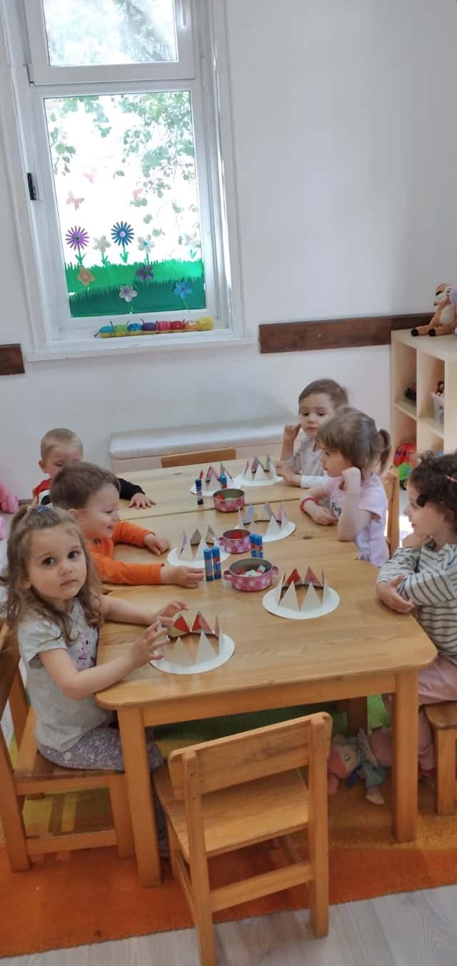 Частна детска градина и ясла "Аз съм българче" - до Катедралата