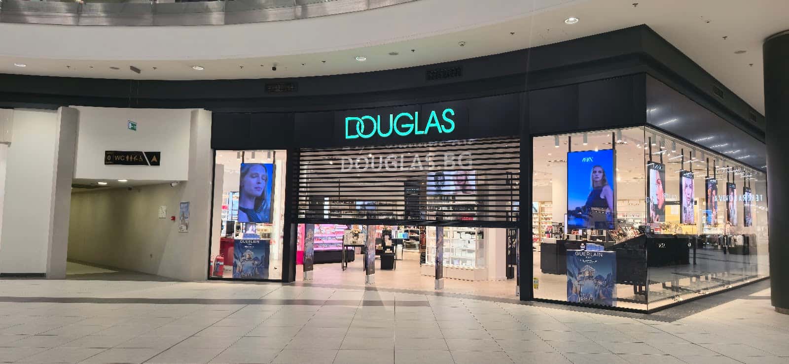 DOUGLAS 18 GALLERIA BURGAS