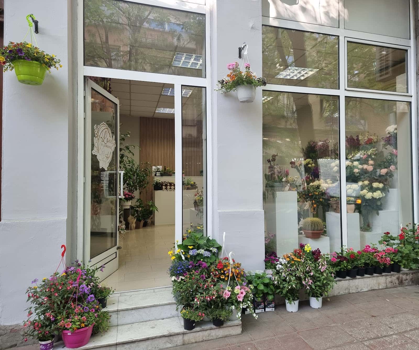 Магазин за цветя Lovely Flowers