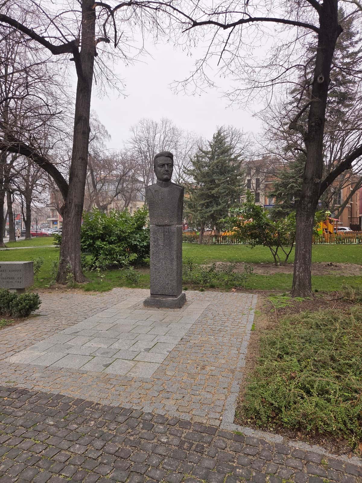 Паметник на Капитан Бураго