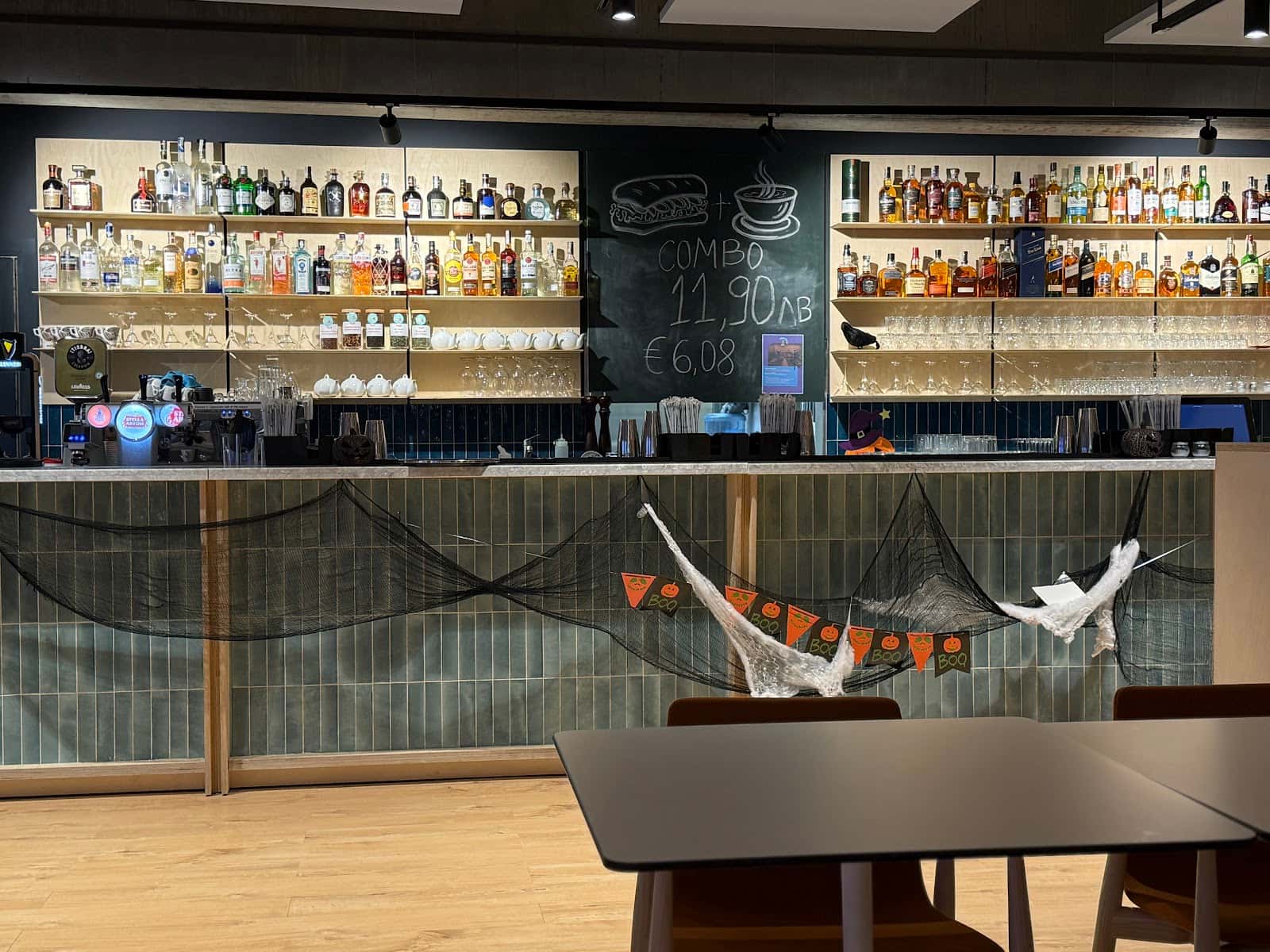 Salto's Bar & Diner