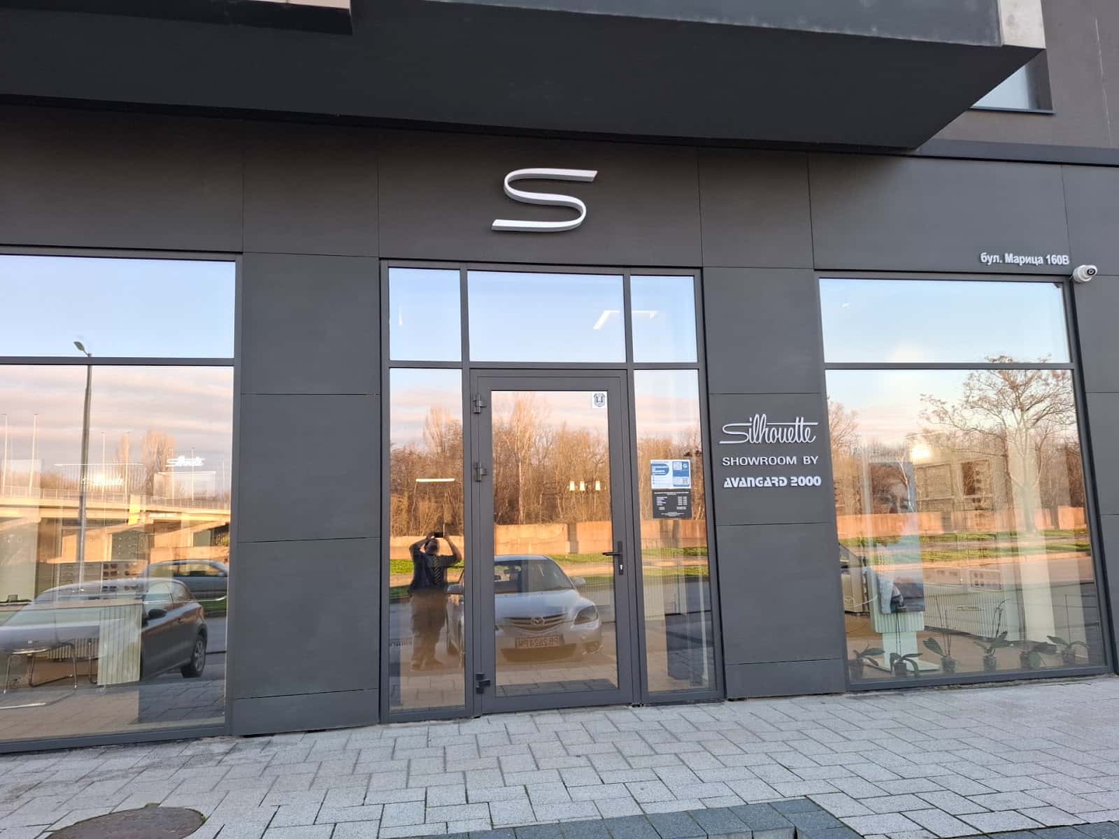 Silhouette Showroom by Avangard 2000