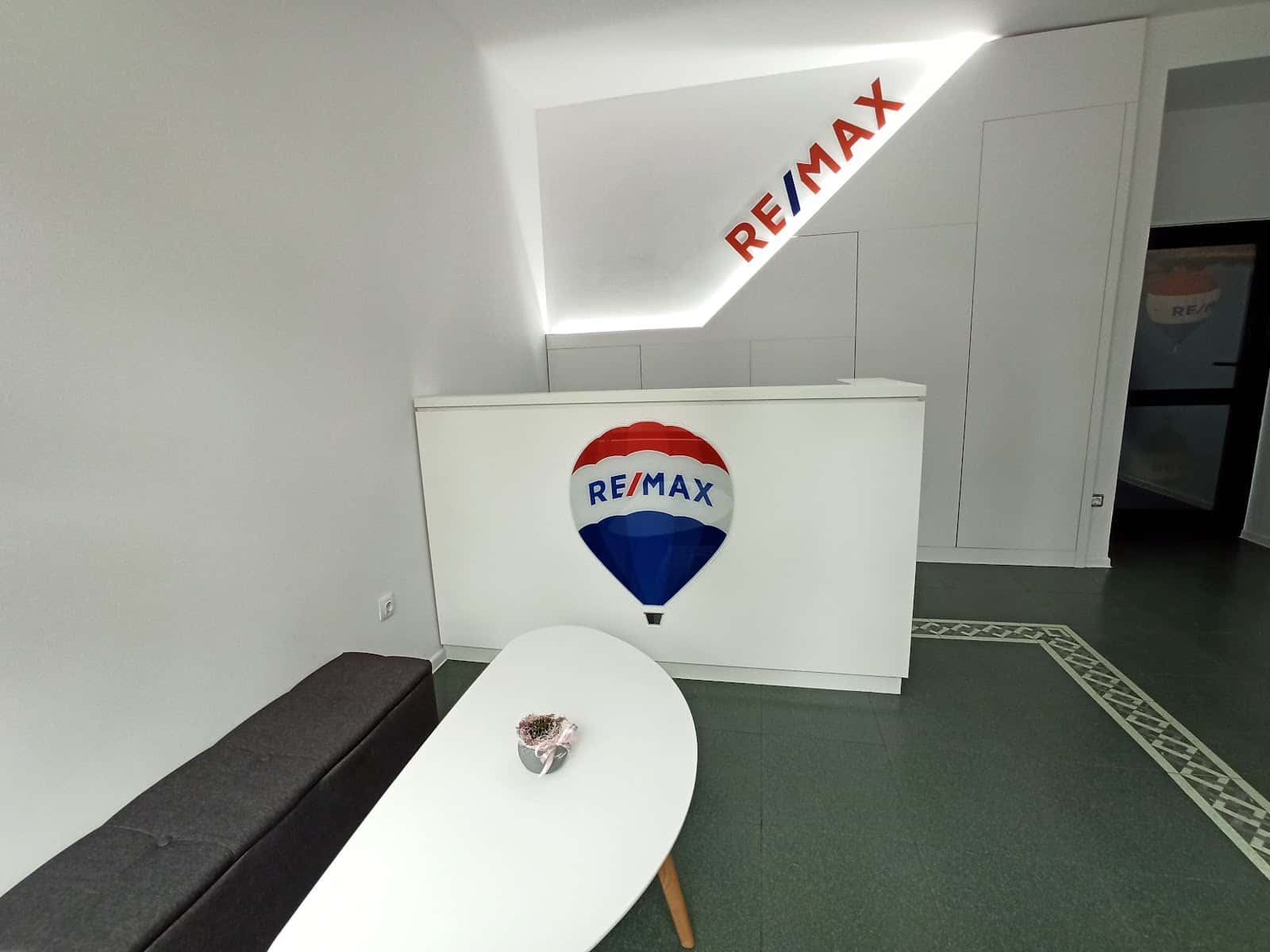 Агенция за недвижими имоти REMAX