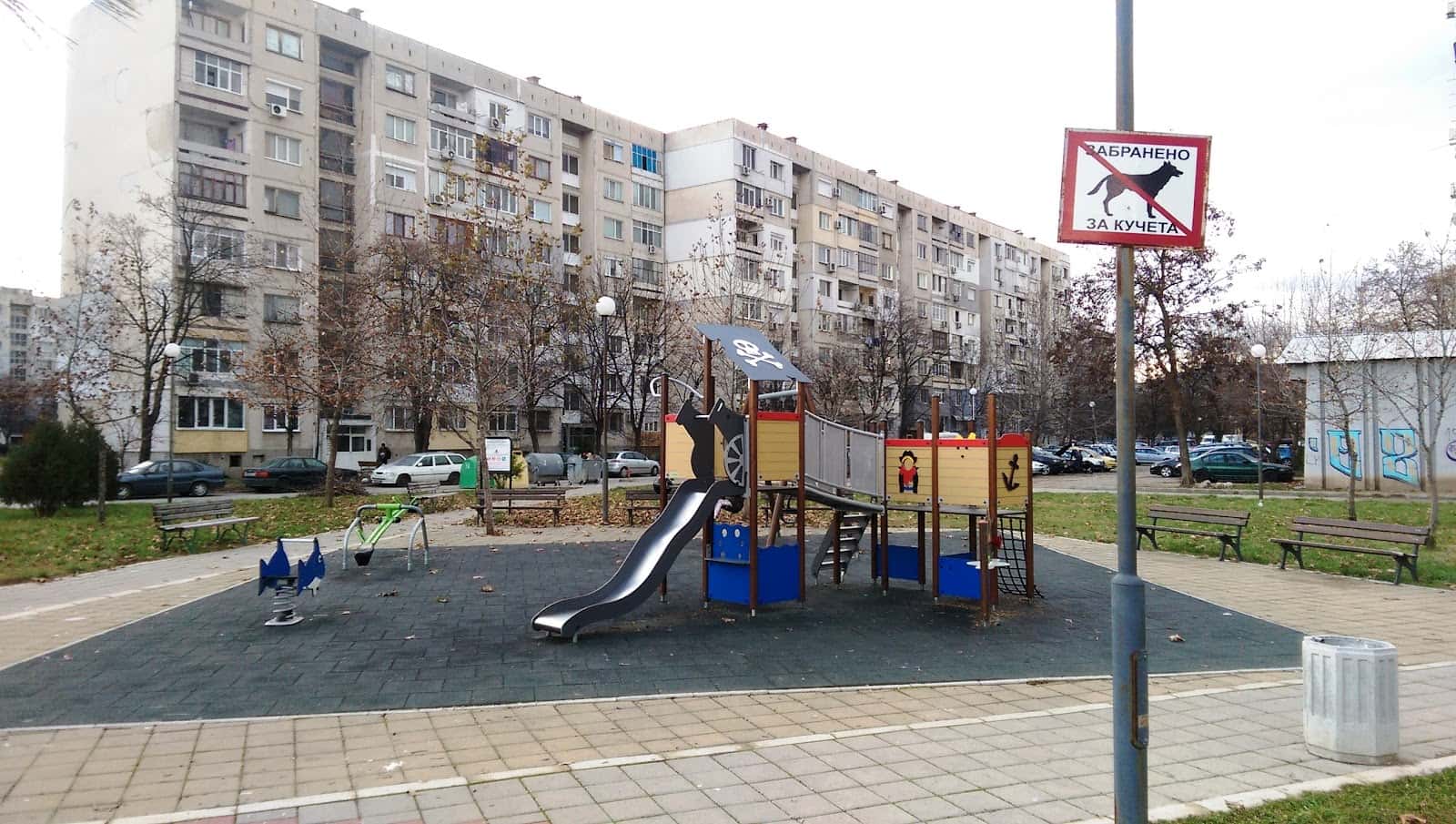 Вътрешноквартален парк-„акациева горичка"